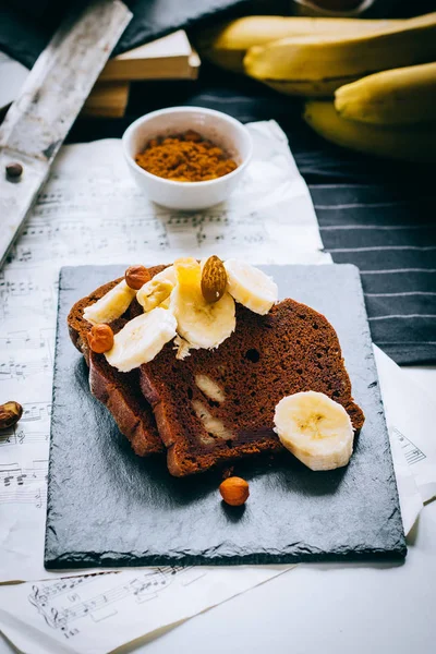 Pan Plátano Chocolate Sobre Pizarra Negra Con Plátanos Nueces Para — Foto de Stock