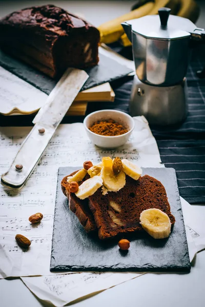 Шоколадный Банановый Хлеб Черной Доске Бананами Орехами Завтрак — стоковое фото