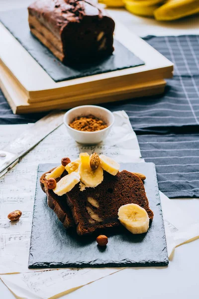 Шоколадный Банановый Хлеб Черной Доске Бананами Орехами Завтрак — стоковое фото