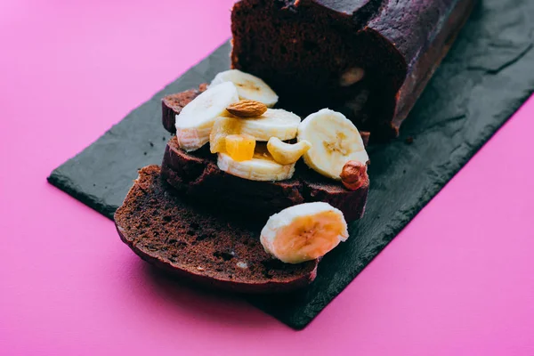 Pane Banana Cioccolato Ardesia Nera Con Banane Noci Colazione Sfondo — Foto Stock