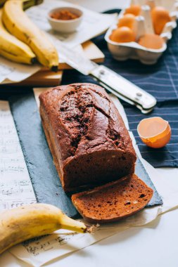 Çikolatalı muzlu ekmek. Sabah kahvaltı kahve ve kek ile.