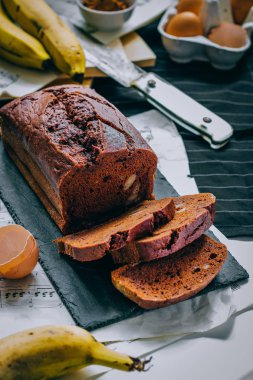 Çikolatalı muzlu ekmek. Sabah kahvaltı kahve ve kek ile.