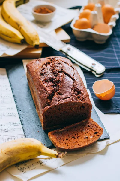 Çikolatalı muzlu ekmek. Sabah kahvaltı kahve ve kek ile.
