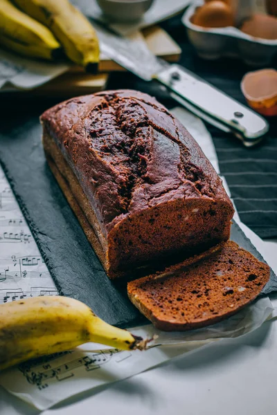 Çikolatalı muzlu ekmek. Sabah kahvaltı kahve ve kek ile.