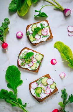 Turp, salatalık ve karanlık ekmek ışık mermer zemin siyah susam tost