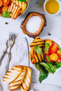 Kiraz domates salatası ızgara haloumi peynir, pazı ve roka ile