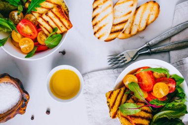 Kiraz domates salatası ızgara haloumi peynir, pazı ve roka ile