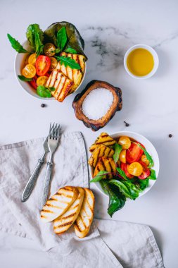 Kiraz domates salatası ızgara haloumi peynir, pazı ve roka ile