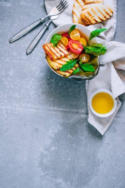 Kiraz domates salatası ızgara haloumi peynir, pazı ve roka ile