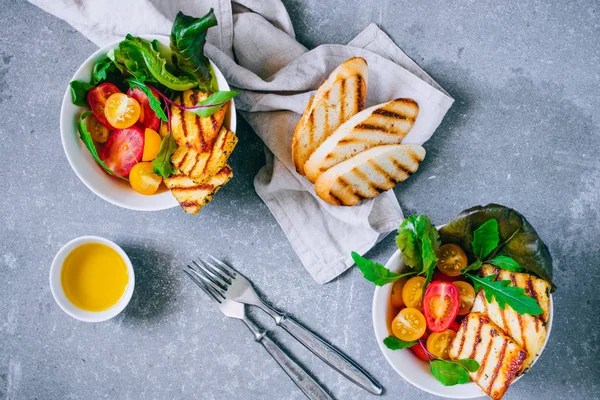 Kiraz domates salatası ızgara haloumi peynir, pazı ve roka ile