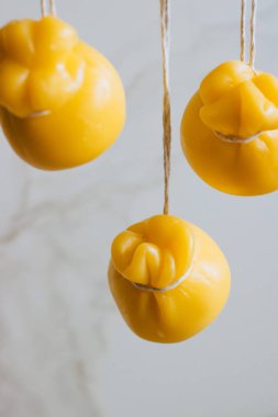 Scamorza peynirler birlikte mermer arka plan üzerinde olgunlaştırmak dizelerde astı