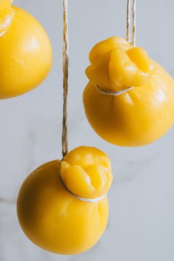 Scamorza peynirler birlikte mermer arka plan üzerinde olgunlaştırmak dizelerde astı