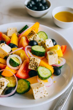 Taze salatalık, domates, tatlı biber, marul, kırmızı soğan, beyaz peynir ve zeytinyağlı zeytin. Sağlıklı yemek, en iyi manzara.