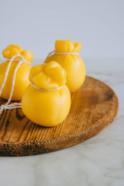 Bir tahta masa, mermer arka plan, kopya alanı scamorza peynir.