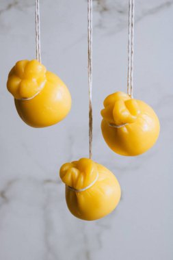 Scamorza peynirler birlikte mermer arka plan üzerinde olgunlaştırmak dizelerde astı