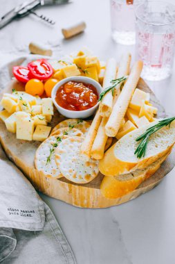 Peynir kurulu domates, reçel, baget, ekmek sopa ve kraker ile