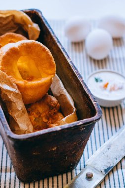 Yorkshire pudingi ile doldurma, eski bir metal tepsi içinde balık
