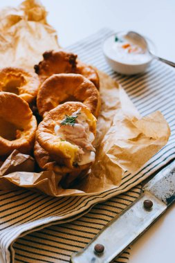 Yorkshire pudingi somon füme ve kagit üzerinde ekşi krema ile