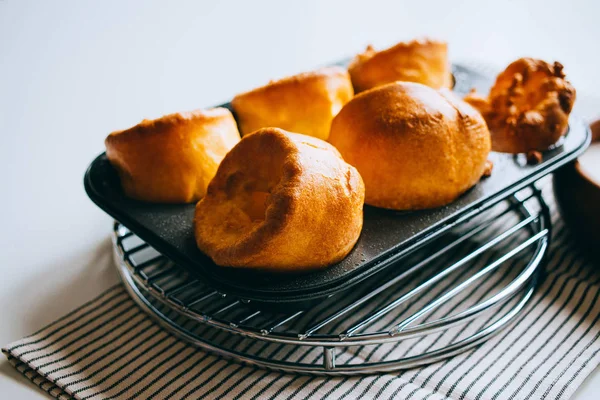 Yorkshire pudingi ile doldurma, eski bir metal tepsi içinde balık