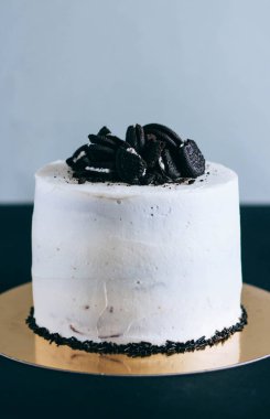 Surgut, Rusya - Nisan 2016: Çikolatalı kek dekore edilmiş beyaz krema ve bisküvi Oreo