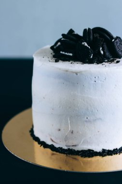 Surgut, Rusya - Nisan 2016: Çikolatalı kek dekore edilmiş beyaz krema ve bisküvi Oreo