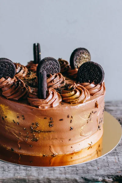 Surgut, Rusya - Nisan 2016: Altın pullu bukleler ve bisküvi Oreo ahşap arka plan üzerinde süslenmiş ile çikolatalı kek