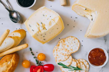 Çemen otu, reçel, baget, kraker, biberiye ve kekik mermer üzerinde Cachotta peynir ile