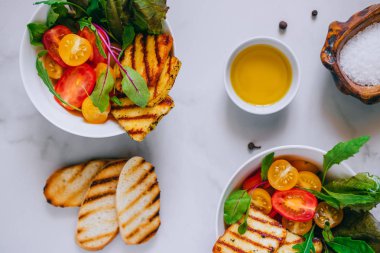 Kiraz domates salatası ızgara haloumi peynir, pazı ve roka ile
