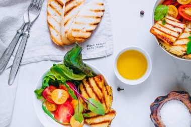 Kiraz domates salatası ızgara haloumi peynir, pazı ve roka ile