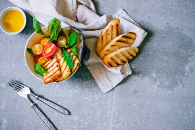 Kiraz domates salatası ızgara haloumi peynir, pazı ve roka ile