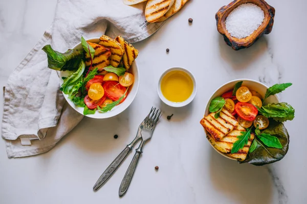 Insalata Pomodoro Ciliegia Con Haloumi Alla Griglia Con Bietola Rucola — Foto Stock