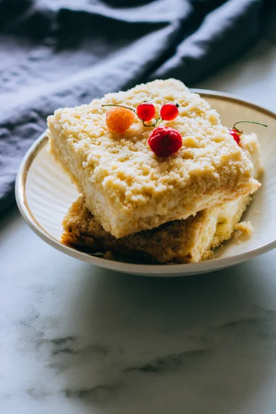 Potongan Kue Keju Cottage Dengan Remah Remah Dihiasi Dengan Raspberry — Stok Foto