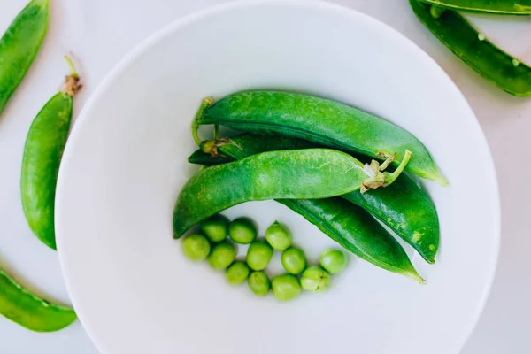 Frische Grüne Erbsen Einer Weißen Schüssel Von Oben Gesehen Flache — Stockfoto