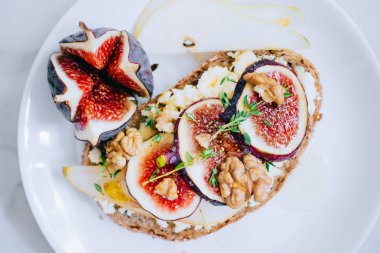 Bruschetta incir, ceviz, bal ve keçi peyniri, üstten görünüm