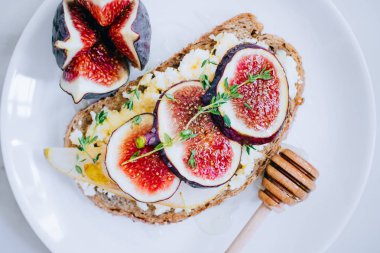 Bruschetta incir, ceviz, bal ve keçi peyniri, üstten görünüm