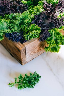 Mezarda mermer bir zemin üzerine taze yeşil ve mor lahana