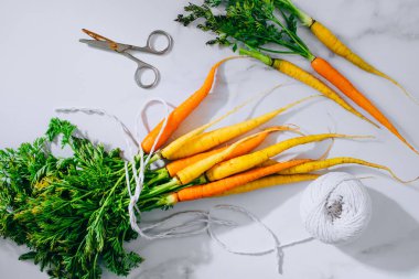 Taze sarı ve turuncu havuç ile bir üstleri düz yatıyordu, en iyi görünüm, mermer bir arka plan yıkanmış.