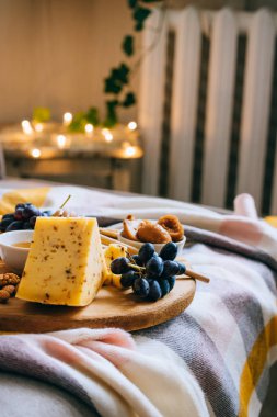 Peynir tahtaları, çeşitli peynir, konfor şarap partisi yemek