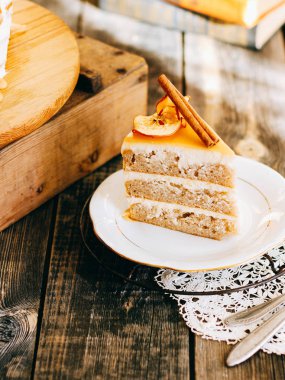 Baharatlar, tarçın, kurutulmuş elma, sonbahar tarzı krem karamel ile elma pasta dilimi