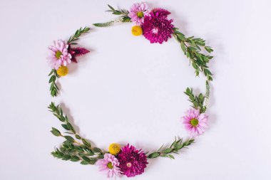 Taze çiçek ve yaprakları kopya alanı ile parlak yaratıcı çerçeve. Doğal arka plan. Düz yatıyordu.