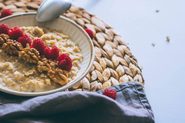 Sabah kahvaltı, ahududu ve ceviz ile süt yulaf ezmesi
