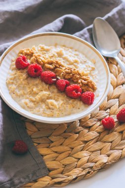 Sabah kahvaltı, ahududu ve ceviz ile süt yulaf ezmesi
