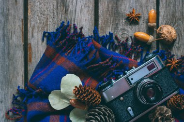 Sonbahar arka plan, meşe palamutları, Mısır, yaprakları, anason, film kamera ahşap kurullarında. Üstten görünüm, kopya alanı.