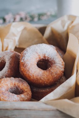 Krema şeker içinde ev yapımı çörek