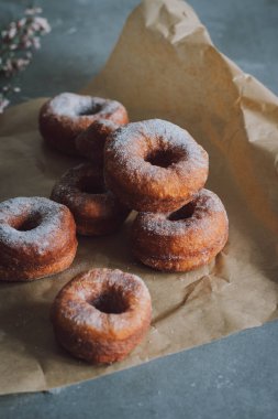 Ev yapımı çörek pudra şekeri