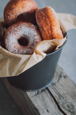 Çörek metal bir kova. Şeker. Fast food.