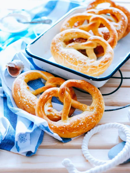 Pretzels Tradicionales Alemanes Con Sal Marina Sobre Fondo Madera Estilo —  Fotos de Stock