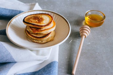 Tatlı ev yapımı tereyağı ve şurubu Kahvaltıda krep yığını