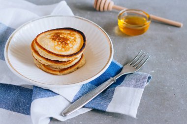 Gri zemin üzerine ballı krep tatlı ev yapımı yığını