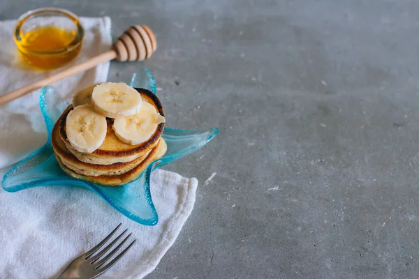 Süße Hausgemachte Stapel Pfannkuchen Mit Banane Und Honig Sternenteller Auf — Stockfoto
